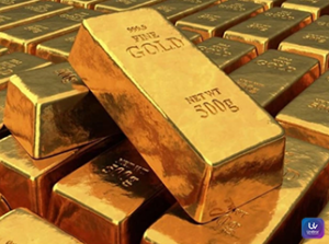 Gold bars and jewelry displayed in a shop as global inflation rises while gold prices decline.